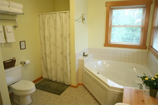 yosemite_rental_11.jpg - Clouds Rest Cabin, upstairs bath room.