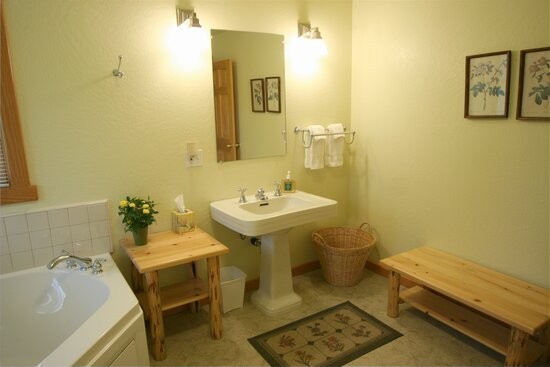 yosemite_rental_13.jpg - Clouds Rest Cabin, upstairs bath room.