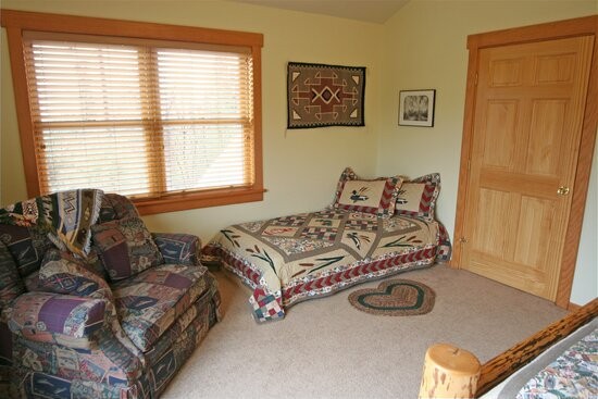 yosemite_rental_16.jpg - Clouds Rest Cabin, upstairs bed room.