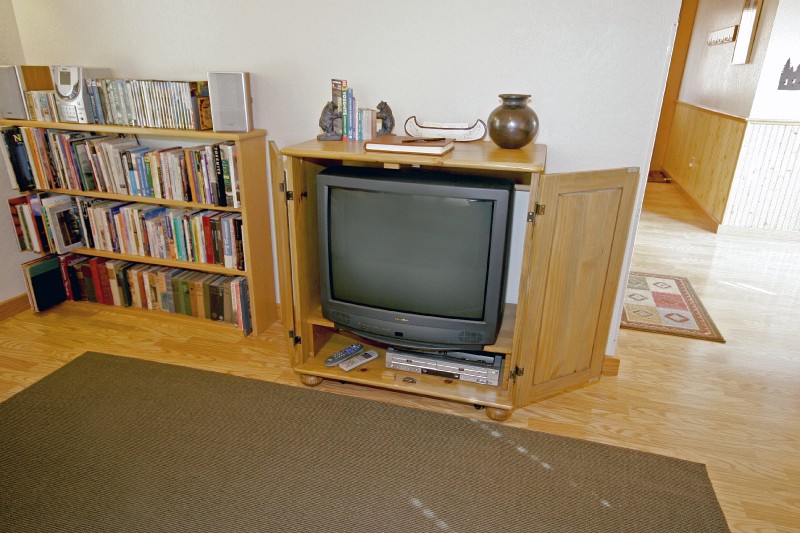 yosemite_rental_9.jpg - Living Room Tv